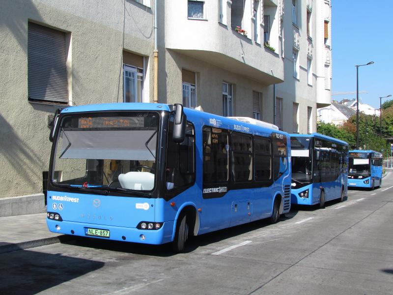 Střídání straží na hradních minibusových linkách v Budapešti