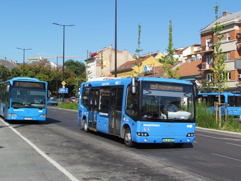 Střídání straží na hradních minibusových linkách v Budapešti