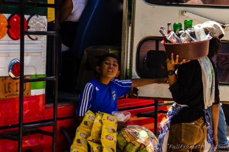 Autobusová doprava v Guatemale je barevná