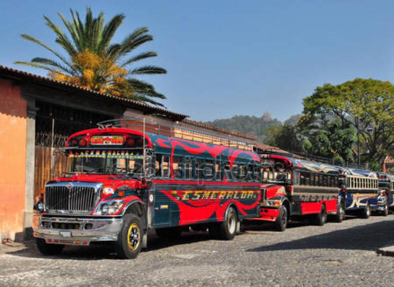 Autobusová doprava v Guatemale je barevná