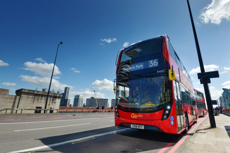 První double-deckery Enviro400H s novou hybridní technologií 