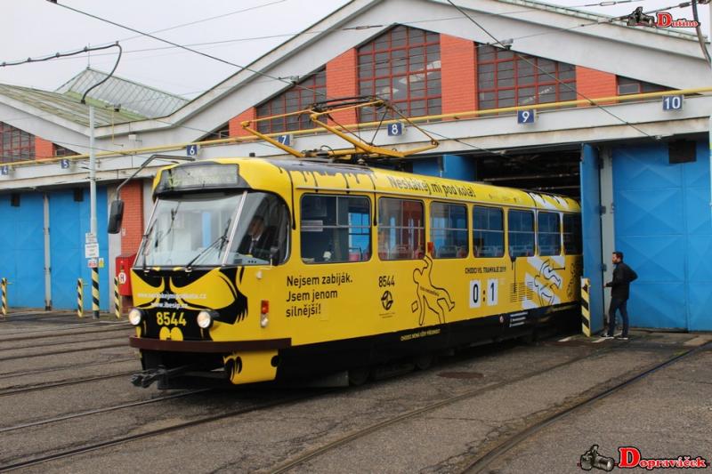 Prahu křižuje tramvaj s lebkou, začala bezpečnostní kampaň „Neskákej mi pod kola!“