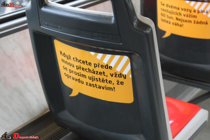 Prahu křižuje tramvaj s lebkou, začala bezpečnostní kampaň „Neskákej mi pod kola!“