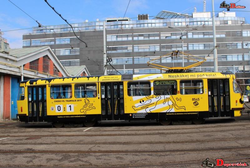 Prahu křižuje tramvaj s lebkou, začala bezpečnostní kampaň „Neskákej mi pod kola!“