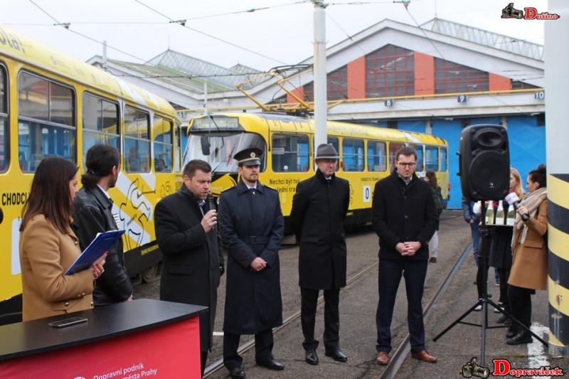 Prahu křižuje tramvaj s lebkou, začala bezpečnostní kampaň „Neskákej mi pod kola!“