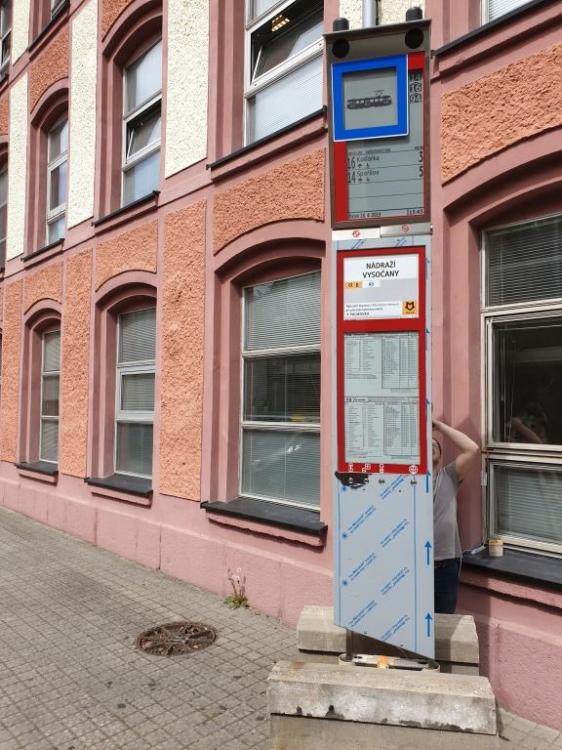Praha zkouší ekologické zastávky s elektronickým papírem 