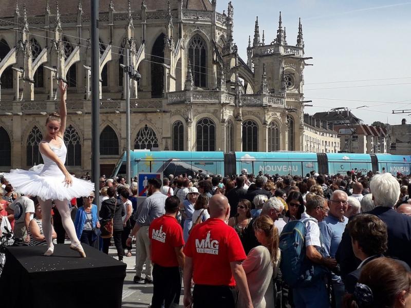 Nový tramvajový systém ve městě Caen v Normandii 