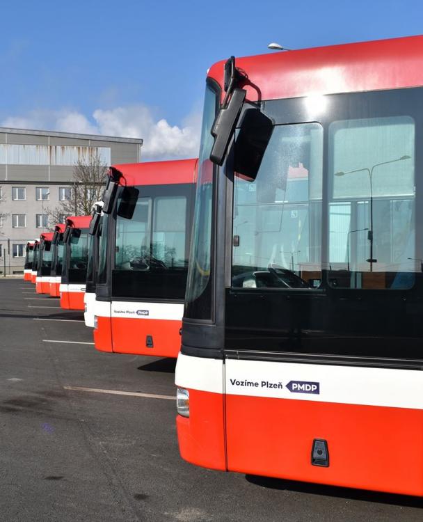 V souvislosti se zrušením výuky ve školách omezují dopravci školní spoje