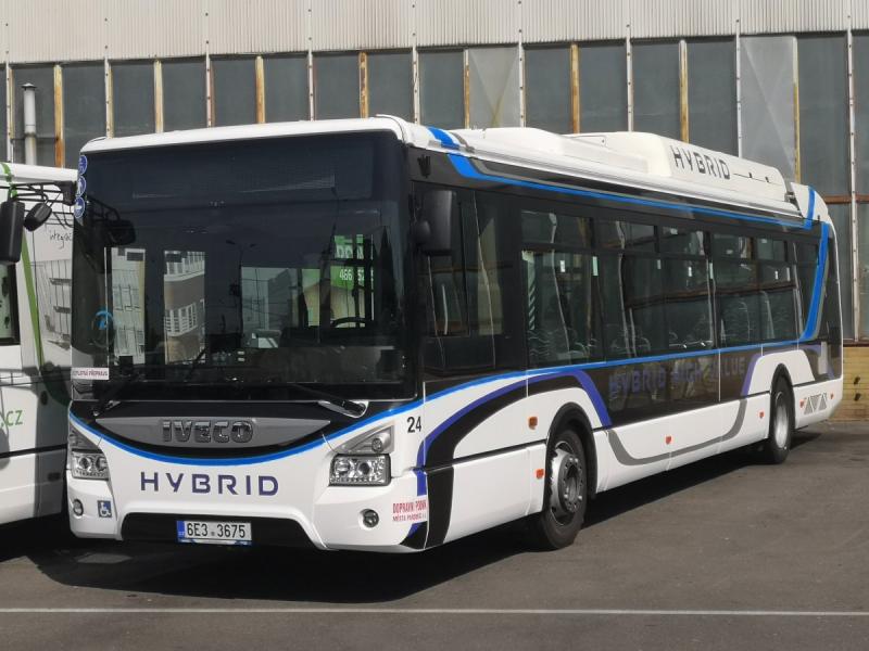 Hybridní IVECO URBANWAY odjelo z Hradce do Pardubic