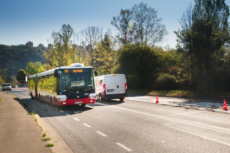 Nový buspruh v Praze urychlí suchdolské autobusy až o 5 minut