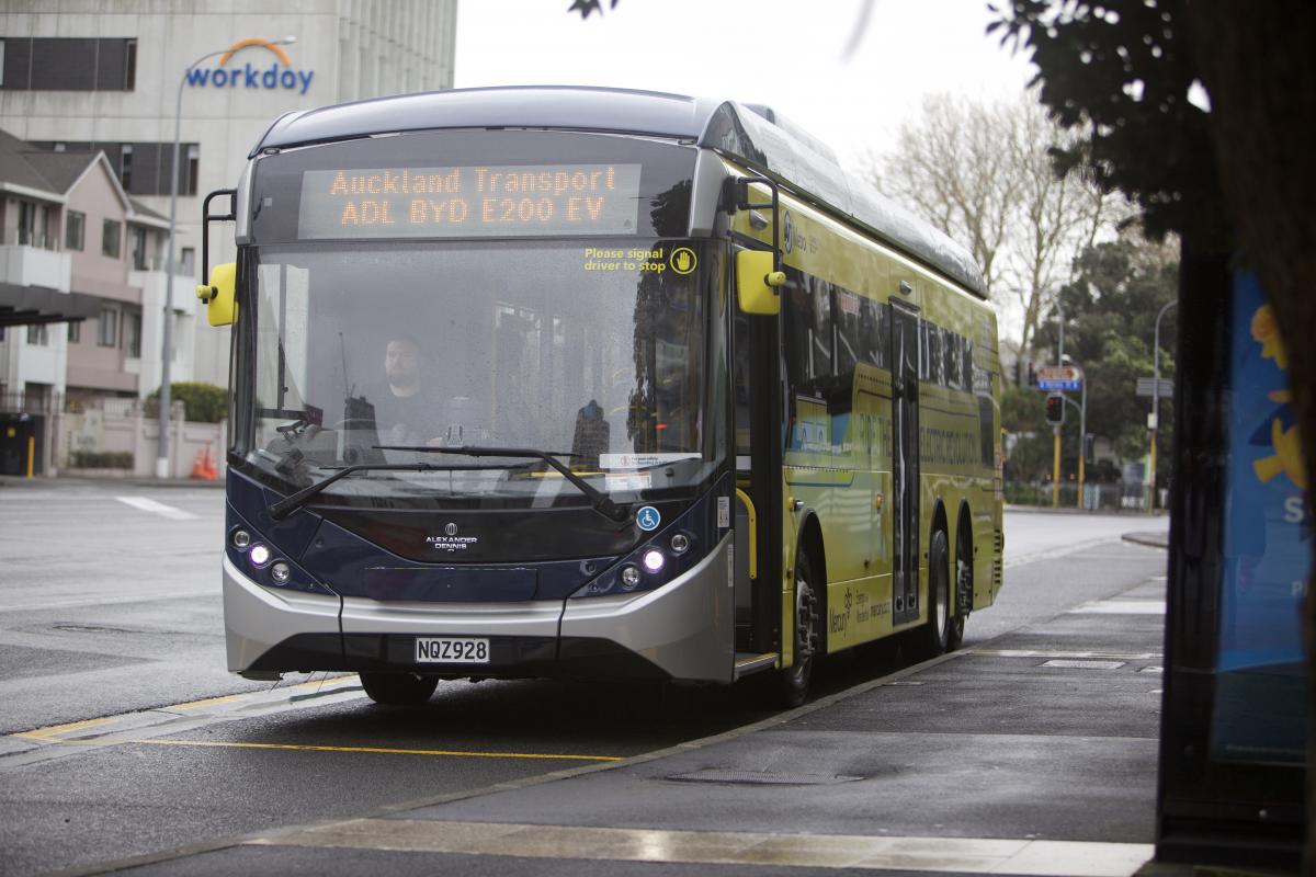 První tříosý elektrický autobus BYD ADL, pro Nový Zéland