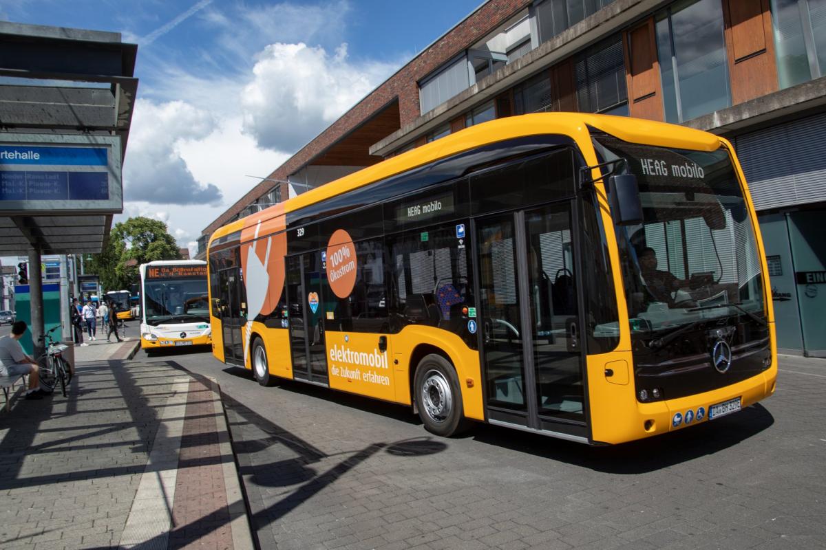 Do Darmstadtu dorazilo 24 elektrických Citaro