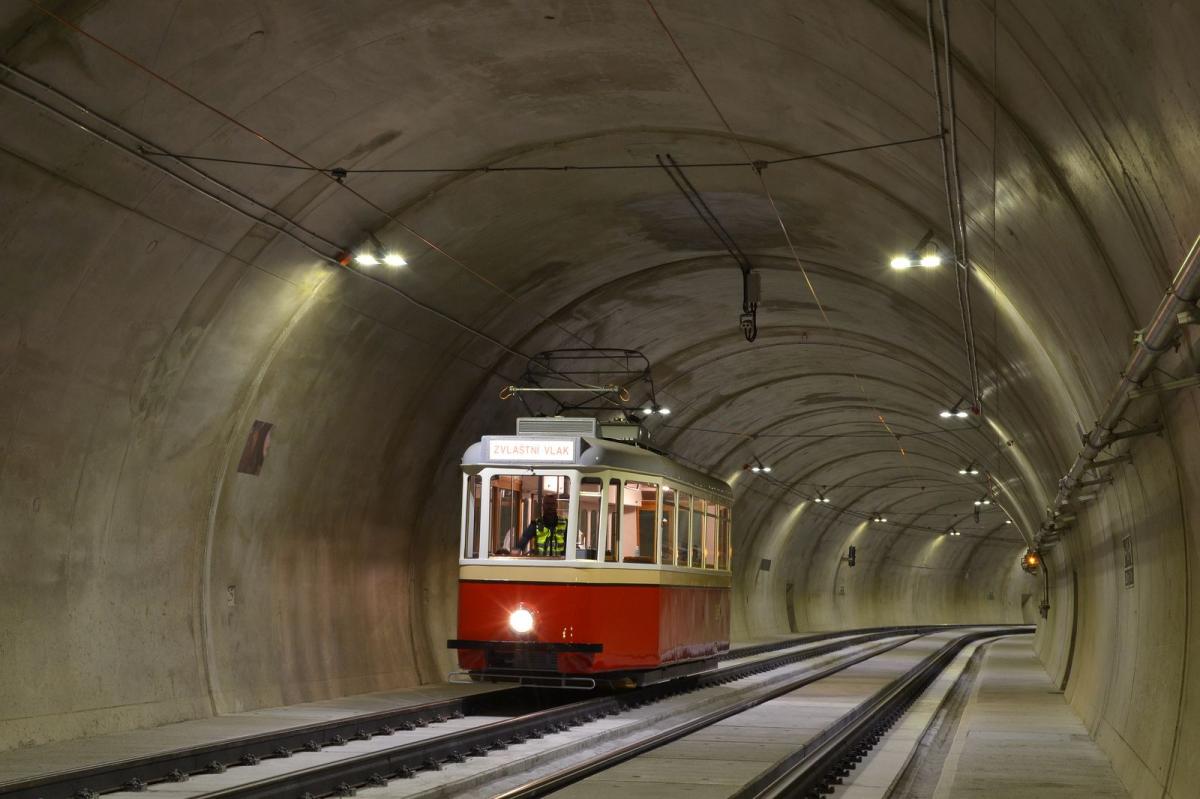 DPMB dokončil opravu historické tramvaje „Plecháče“