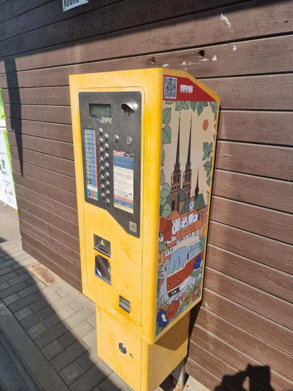 Část jízdenkových automatů v Brně je originálně vyzdobena