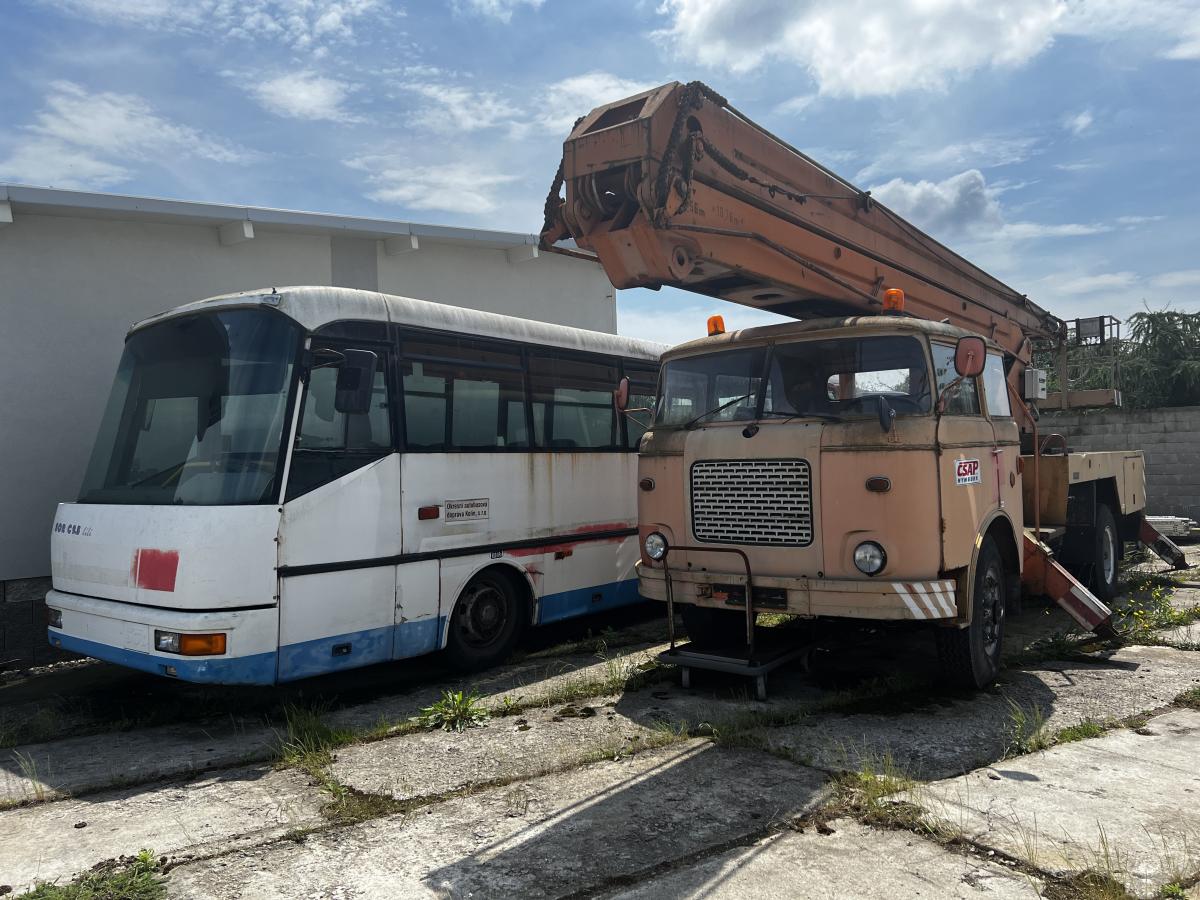 Tři desítky historických autobusů pod jednou střechou v Loučeni