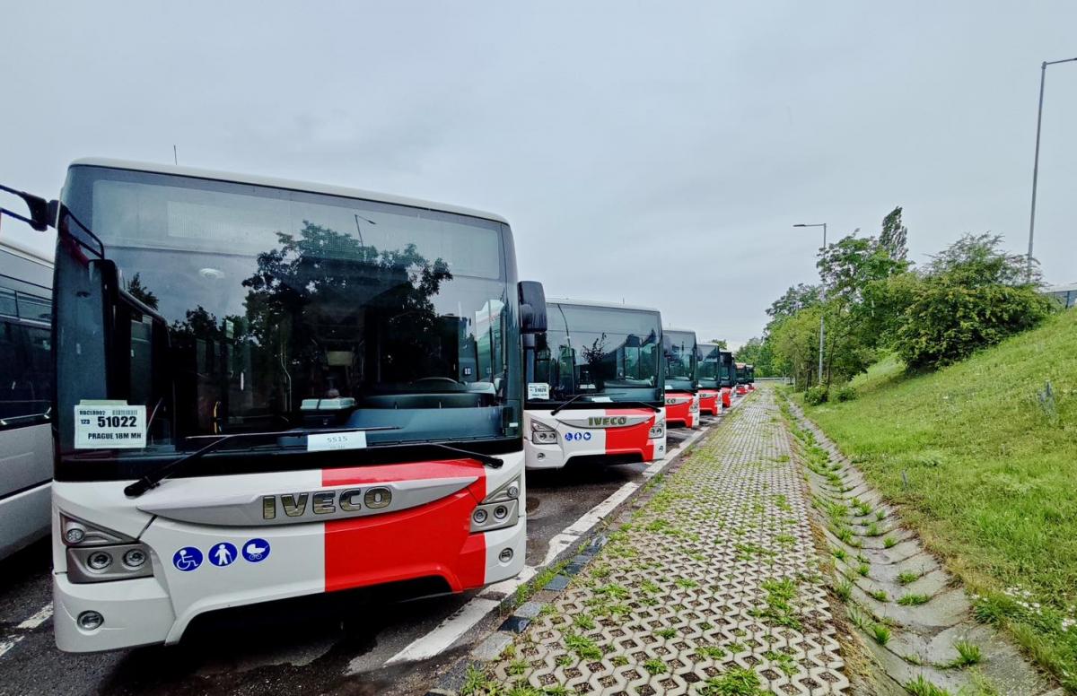 Hybridní kloubové autobusy Iveco Urbanway v Praze