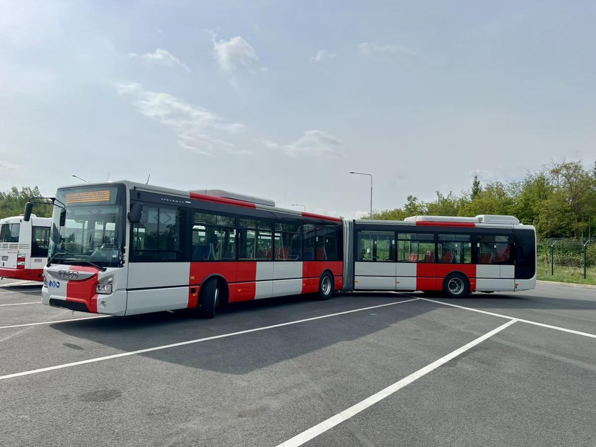 Hybridní kloubové autobusy Iveco Urbanway v Praze