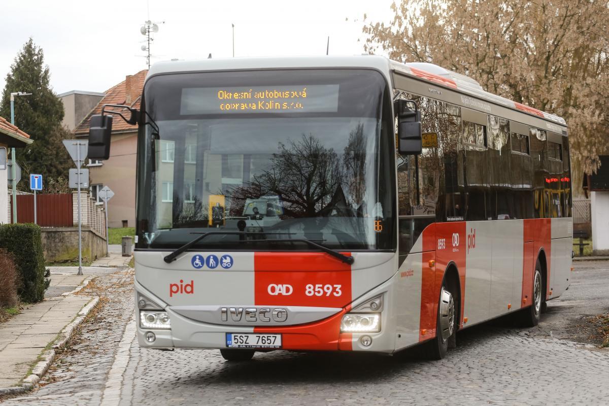 Nástup všemi dveřmi do autobusů ve Středních Čechách se rozšíří