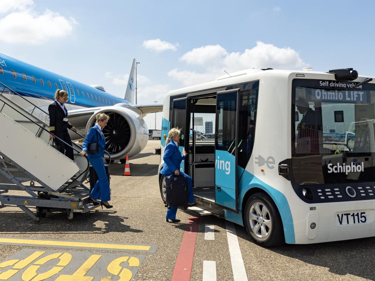 Posádky KLM na letišti Schiphol jezdí bez řidiče