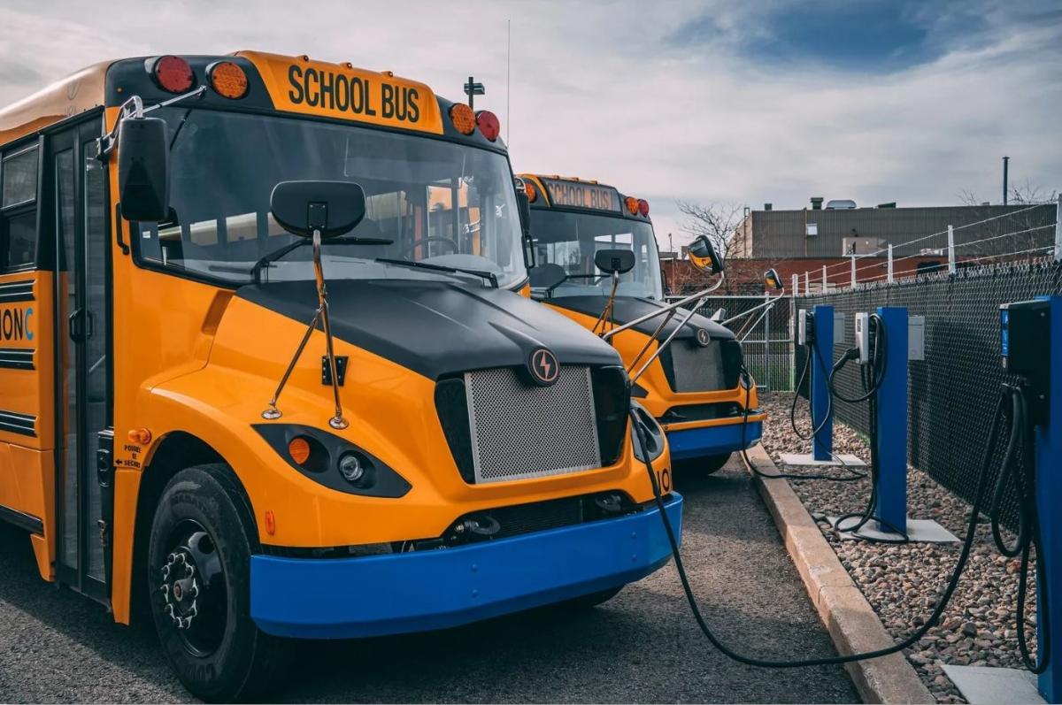 Stát New York elektrifikuje školní autobusy 