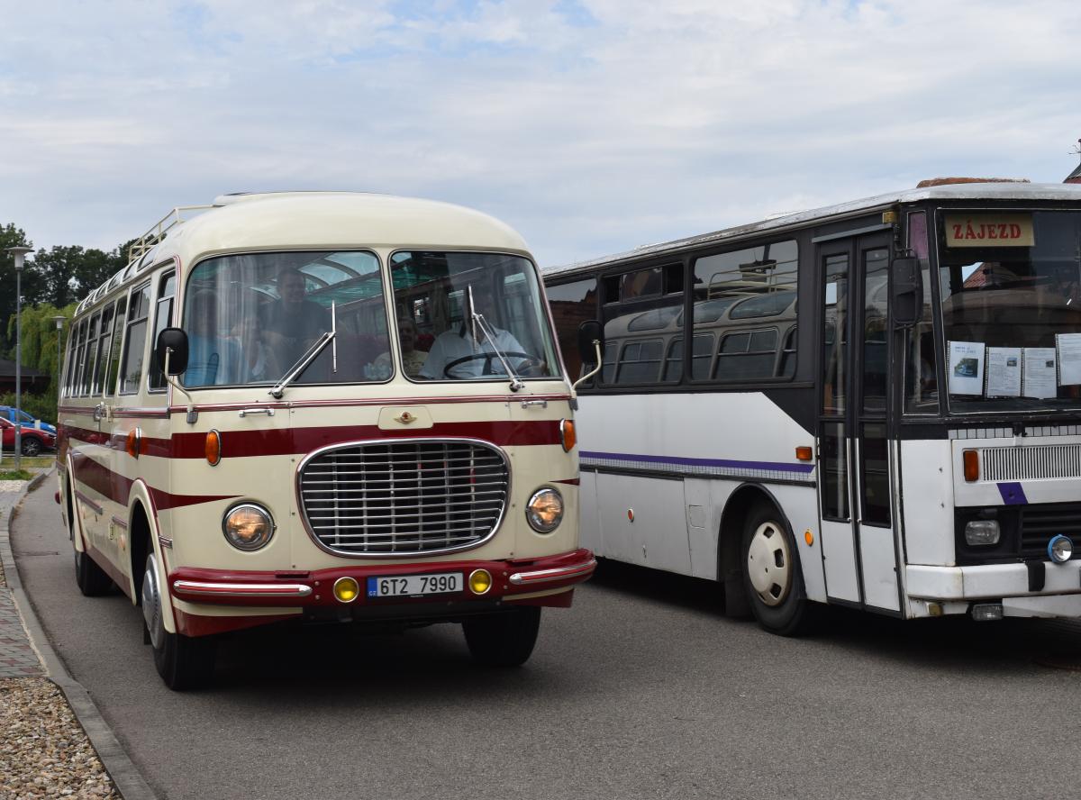 Obrazem z Veterán bus Kříž 2024