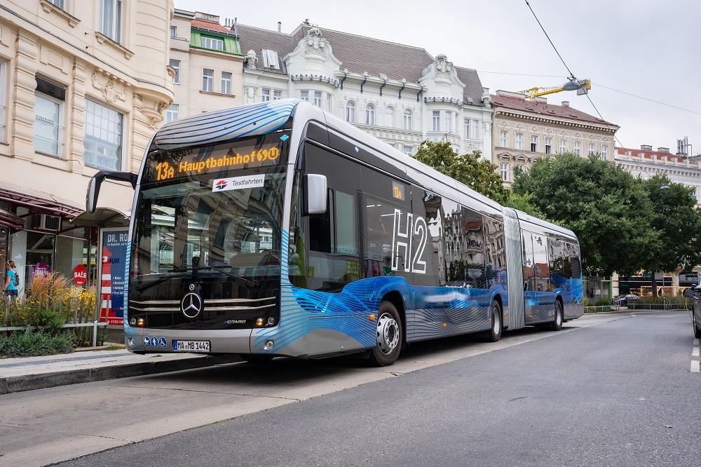 Vídeň testuje kloubový autobus na baterie a vodík