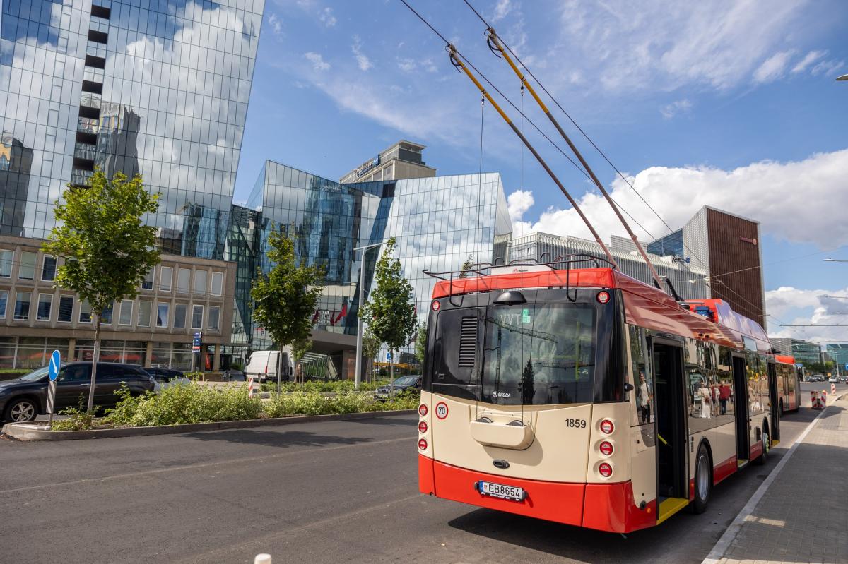 Vilnius už brázdí nové trolejbusy Škoda 