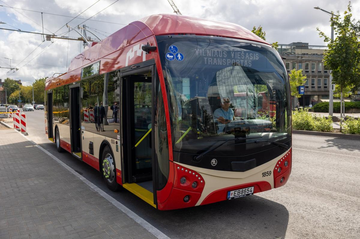 Vilnius už brázdí nové trolejbusy Škoda 