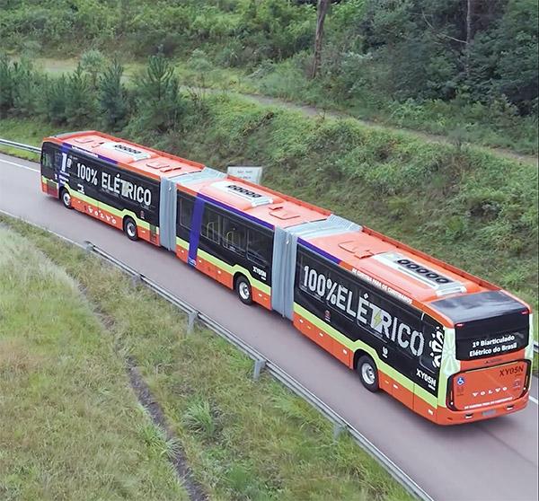 V Latinské Americe zkouší dvoukloubové Volvo BZRT Electric