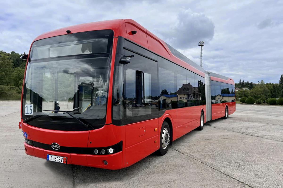 V Maďarsku testují kloubový elektrický autobus BYD 