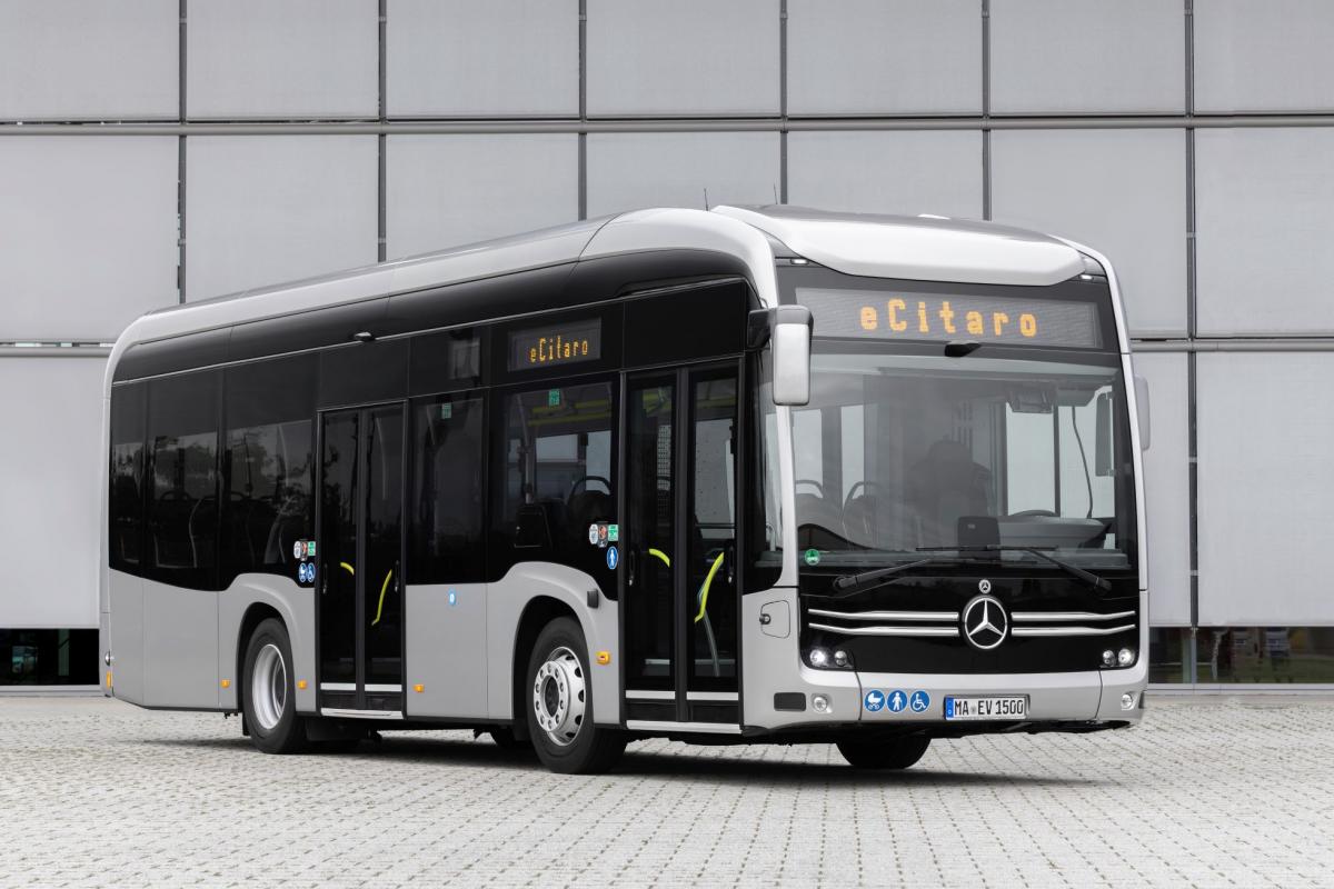 Nový kompaktní elektrický autobus Mercedes-Benz