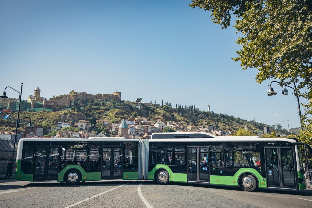 Tbilisi investuje do kloubových autobusů