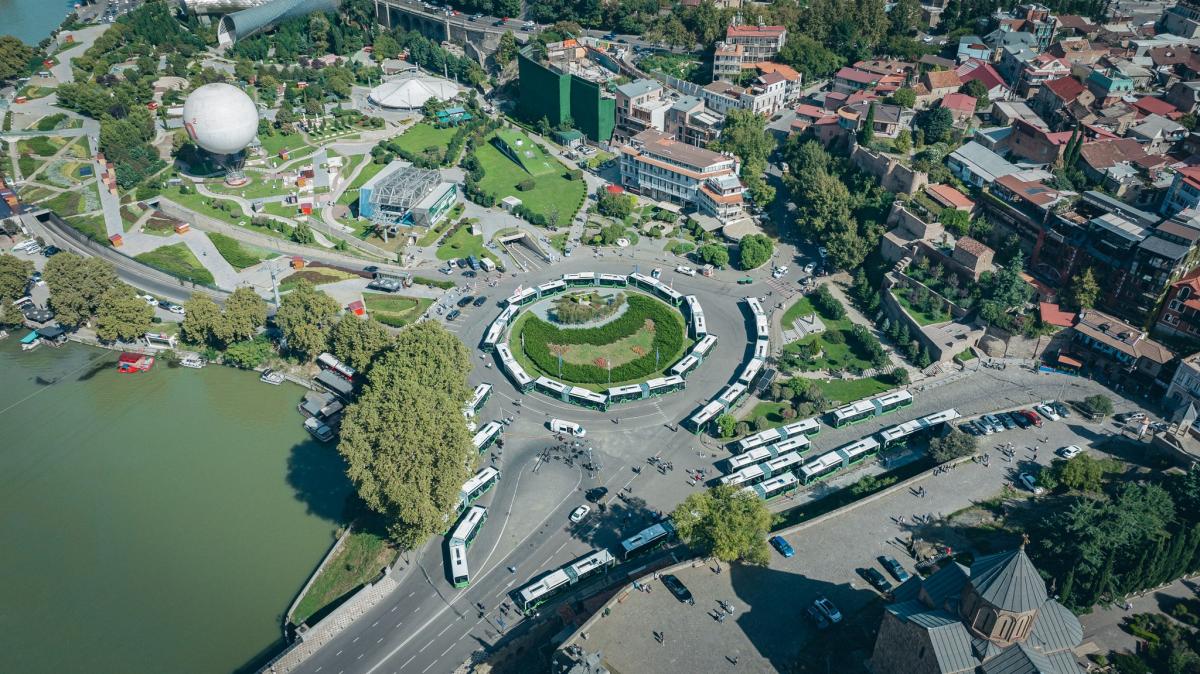 Tbilisi investuje do kloubových autobusů