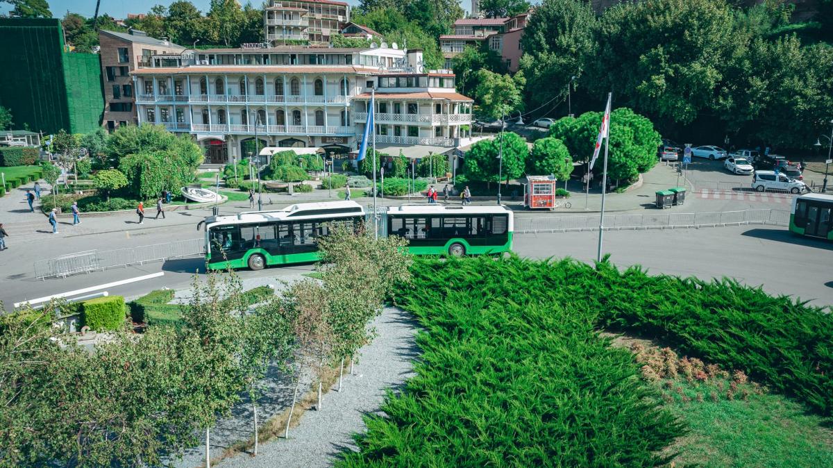 Tbilisi investuje do kloubových autobusů