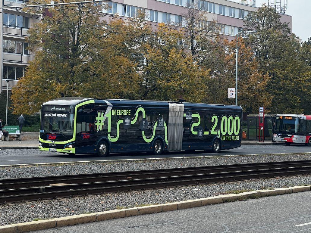 ČSAD Střední Čechy testuje elektrický kloubový MAN