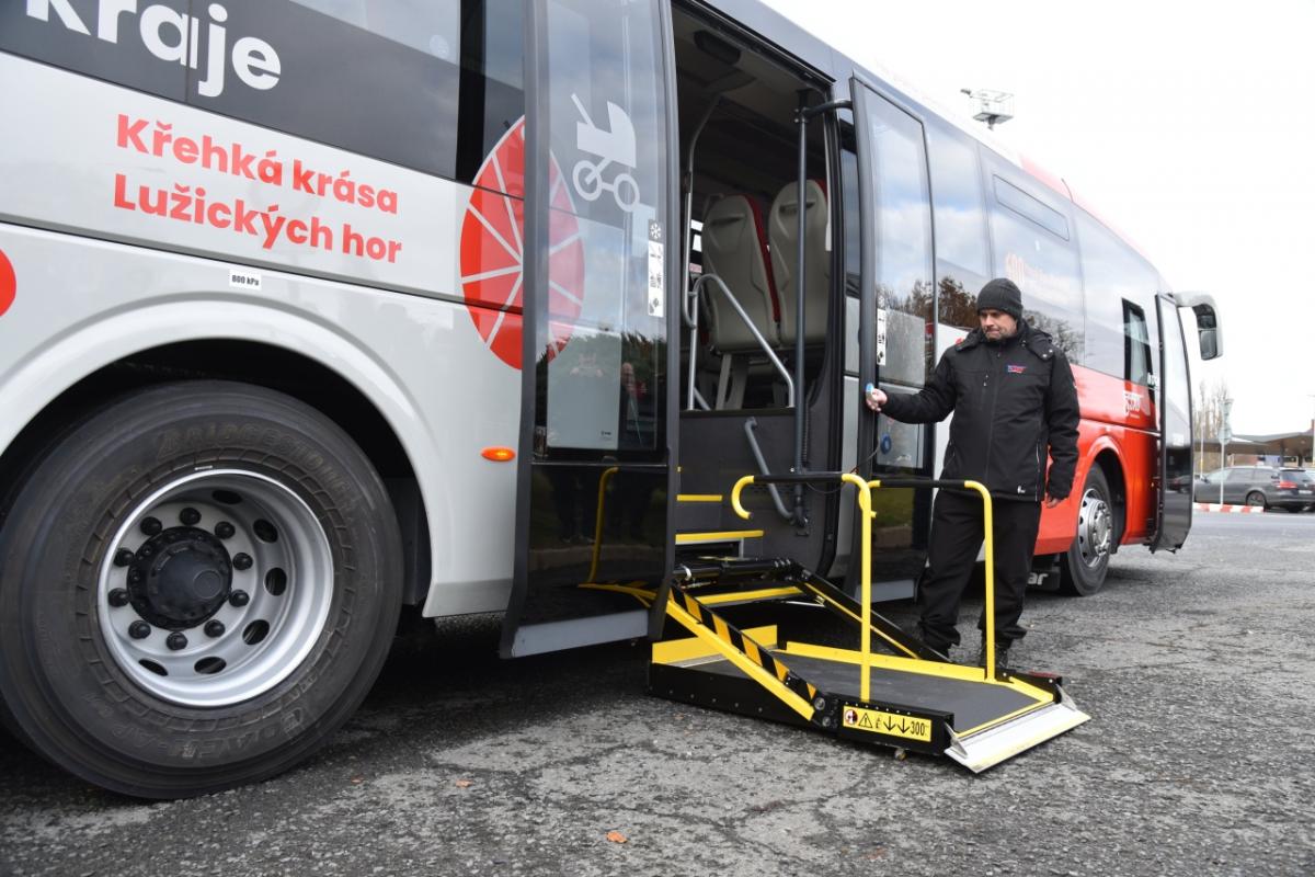 V České Lípě představili nové autobusy Scania Irizar pro linku PID 400 