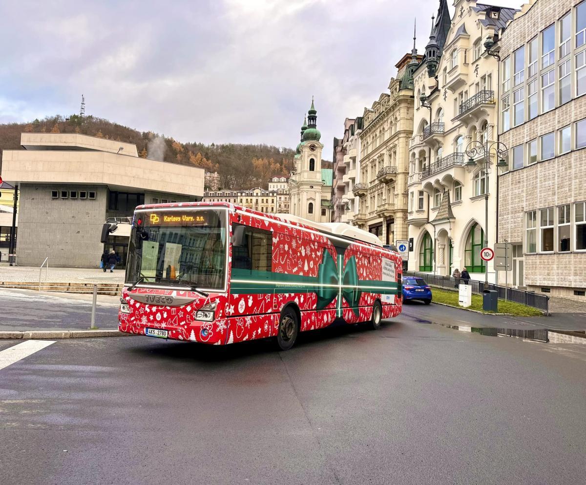 Vánoční autobus v Karlových Varech a sváteční vozy v dalších městech