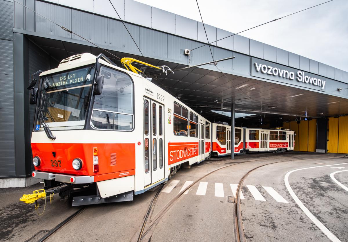 Vánoční autobus v Karlových Varech a sváteční vozy v dalších městech