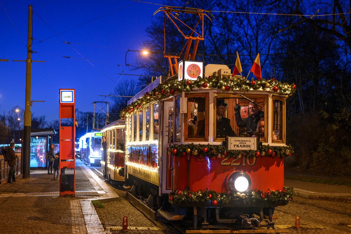 Vánoce s městskou hromadnou dopravou v Praze