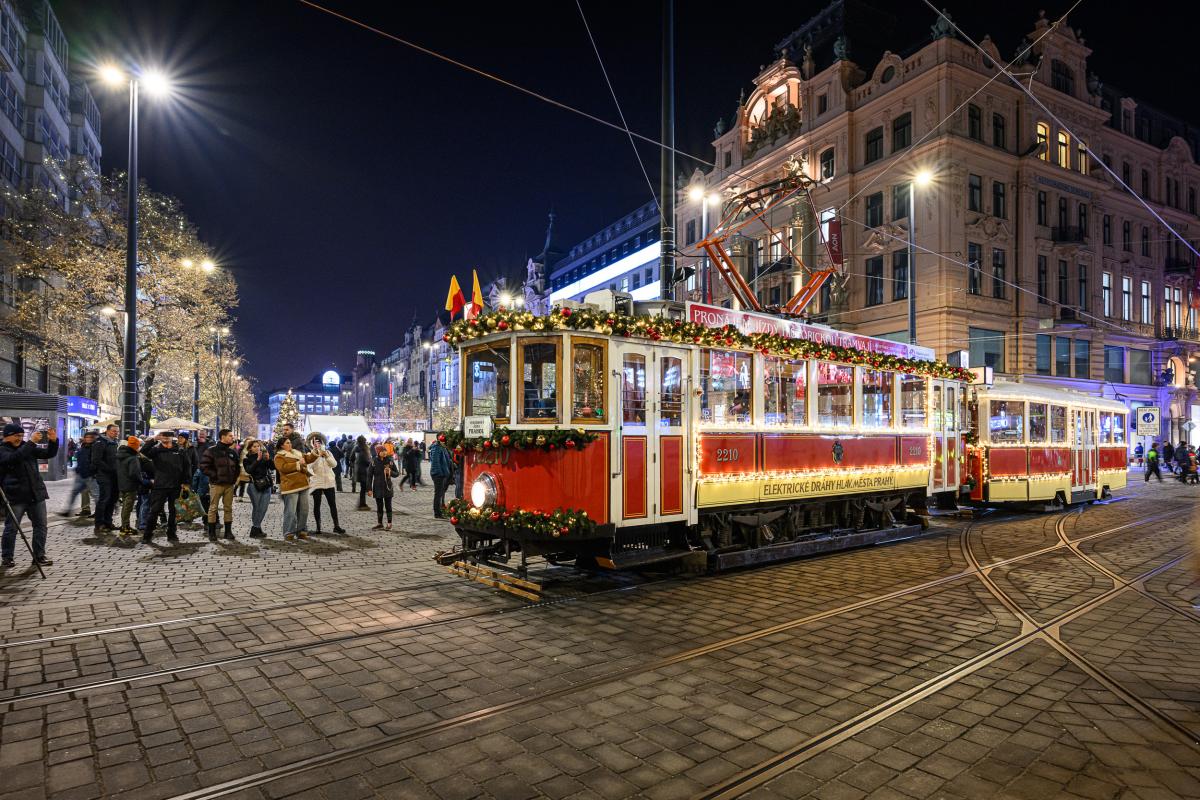 Vánoce s městskou hromadnou dopravou v Praze