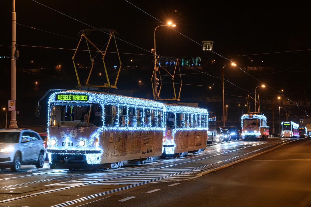 Vánoce s městskou hromadnou dopravou v Praze