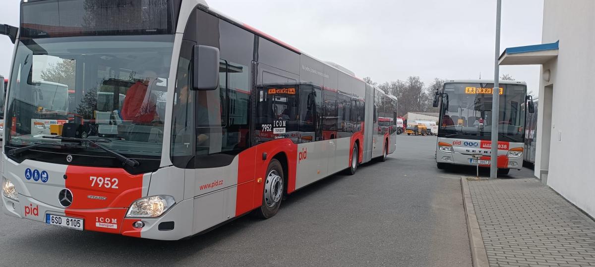 Kloubové Mercedes-Benz Citara a autobusy SETRA v Mníšku pod Brdy