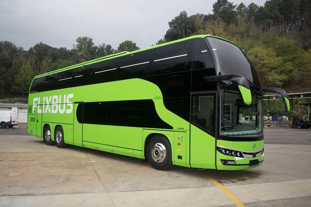 Na linkách FlixBus do Budapešti jezdí dvoupodlažní Beulas