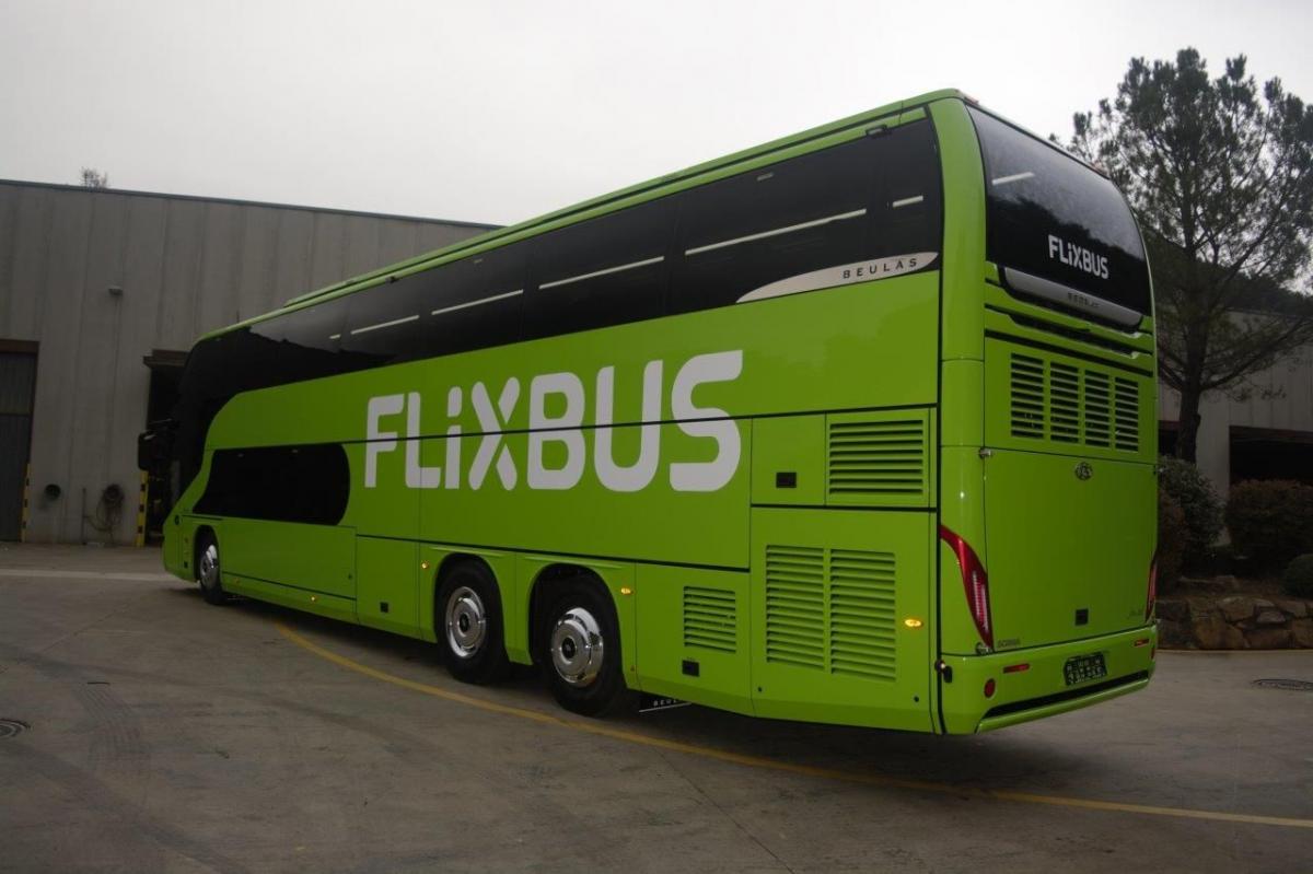 Na linkách FlixBus do Budapešti jezdí dvoupodlažní Beulas