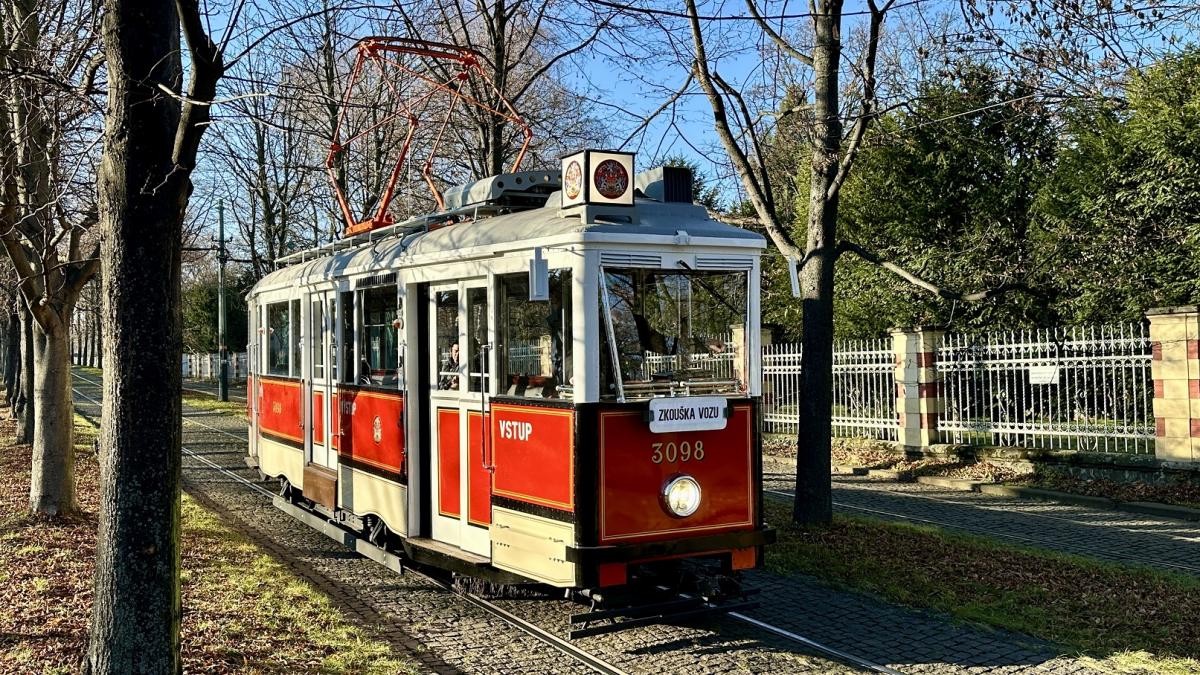 Po 60 letech vyjíždí v Praze do provozu tramvaj mevro