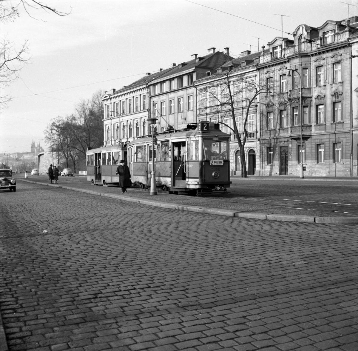 Po 60 letech vyjíždí v Praze do provozu tramvaj mevro