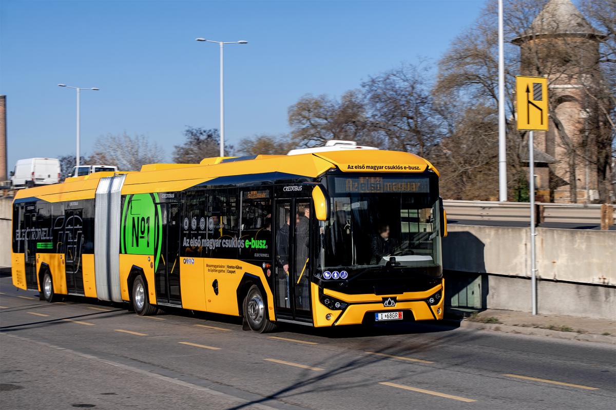 První maďarský kloubový e-bus představen