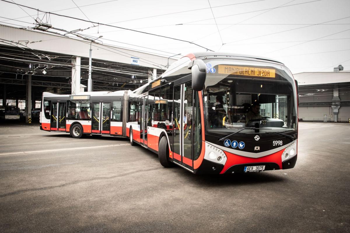 Po Plzni bude jezdit nový typ velkokapacitních autobusů