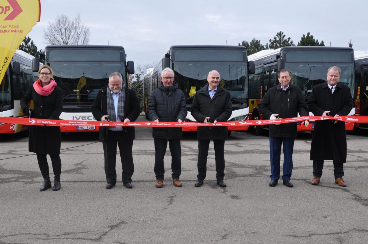 V Hradci Králové mají novinku v podobě hybridních autobusů