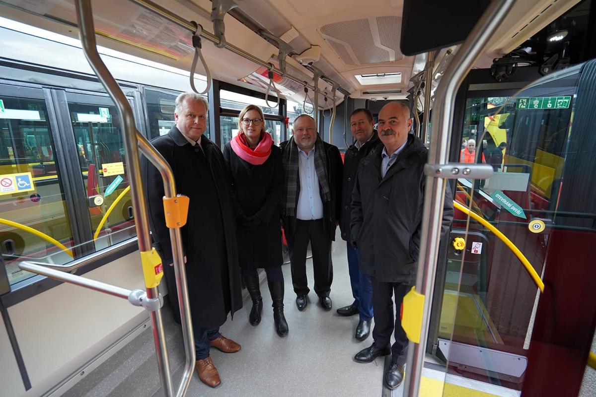 V Hradci Králové mají novinku v podobě hybridních autobusů